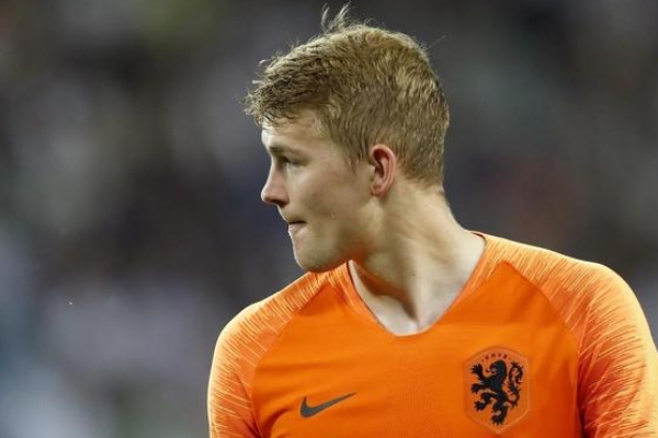 德弗里踢什么位置？