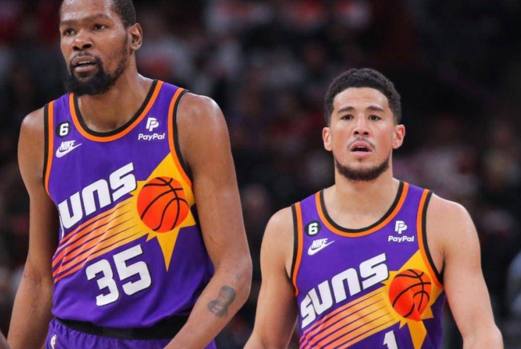 計算帳戶！布克續(xù)簽了1.45億元人民幣的合同 并解決了舊帳戶 并憤怒地責(zé)罵KD：我們是西方的第一名 然后加入火箭隊